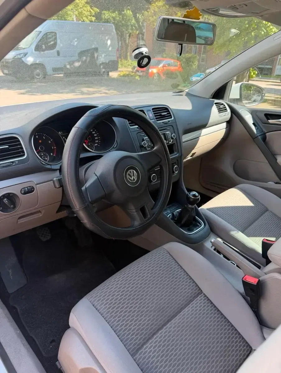 Gebraucht VW Golf VI 105 PS (77 kW) 2011 Weiß Kleinwagen