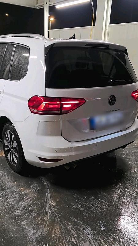 Gebraucht VW Touran 150 PS (110 kW) 2024 Weiß Van / Kleinbus