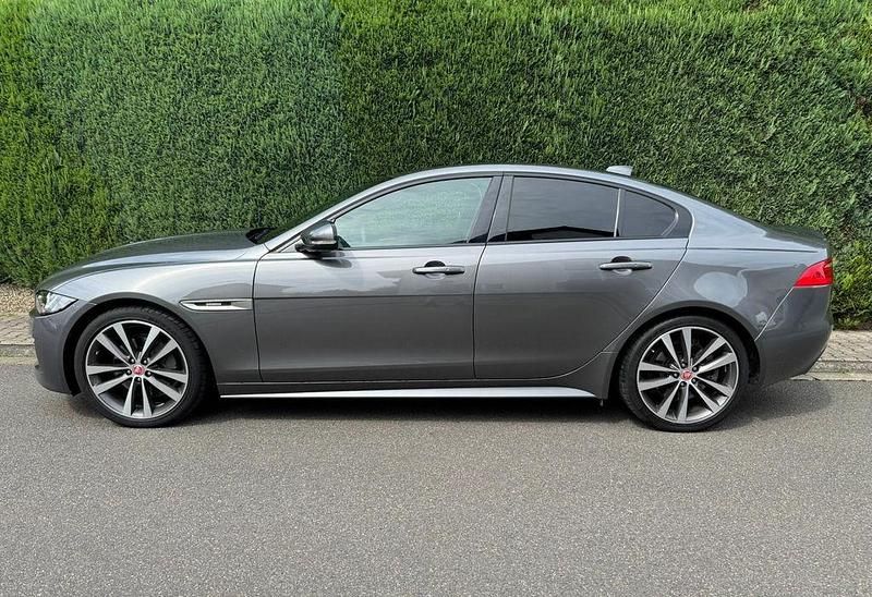 Grau Gebraucht 2017 Jaguar XE R-Sport Limousine | 19.999 € (Guter Preis) - Bild 1/4