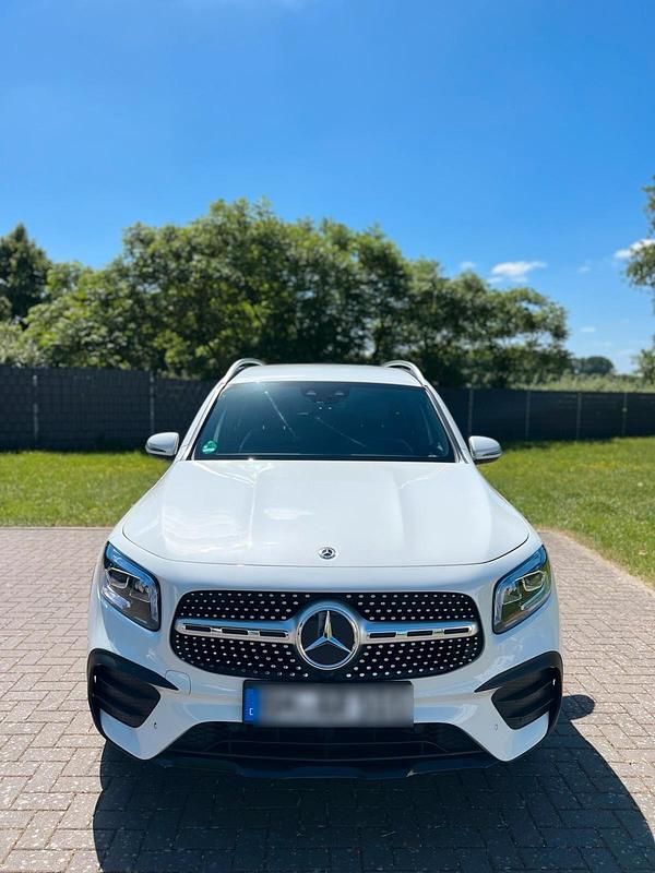 Weiß Gebraucht 2021 Mercedes GLB180 AMG SUV | 29.800 € (Guter Preis) - Bild 1/4
