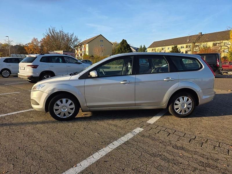 Gebraucht Ford Focus 80 PS (58 kW) 2010 Silber Kombi