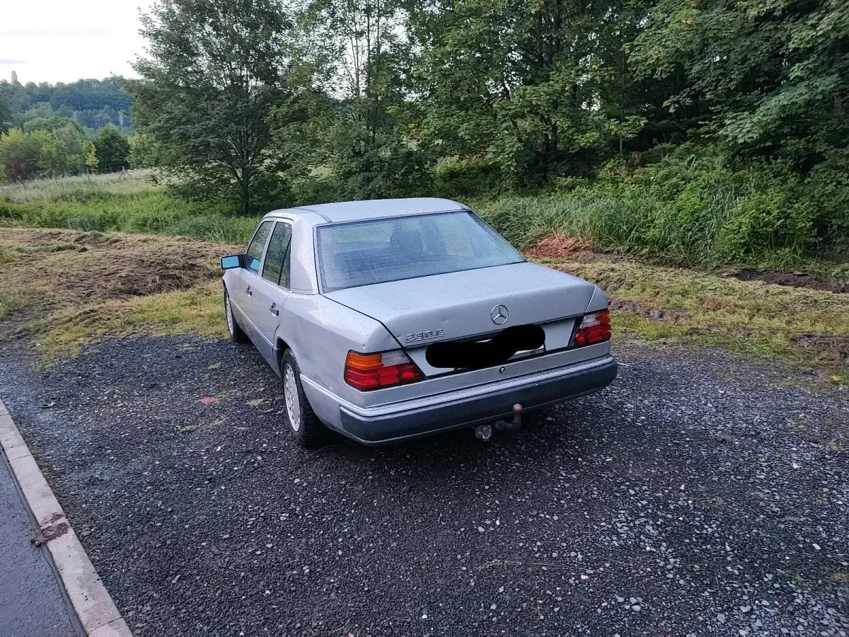Gebraucht Mercedes E230 132 PS (97 kW) 1992 Silber Limousine