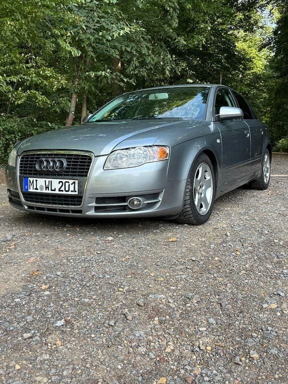 Grau Gebraucht 2004 Audi A4 Limousine | 1.500 € (Guter Preis) - Bild 1/4
