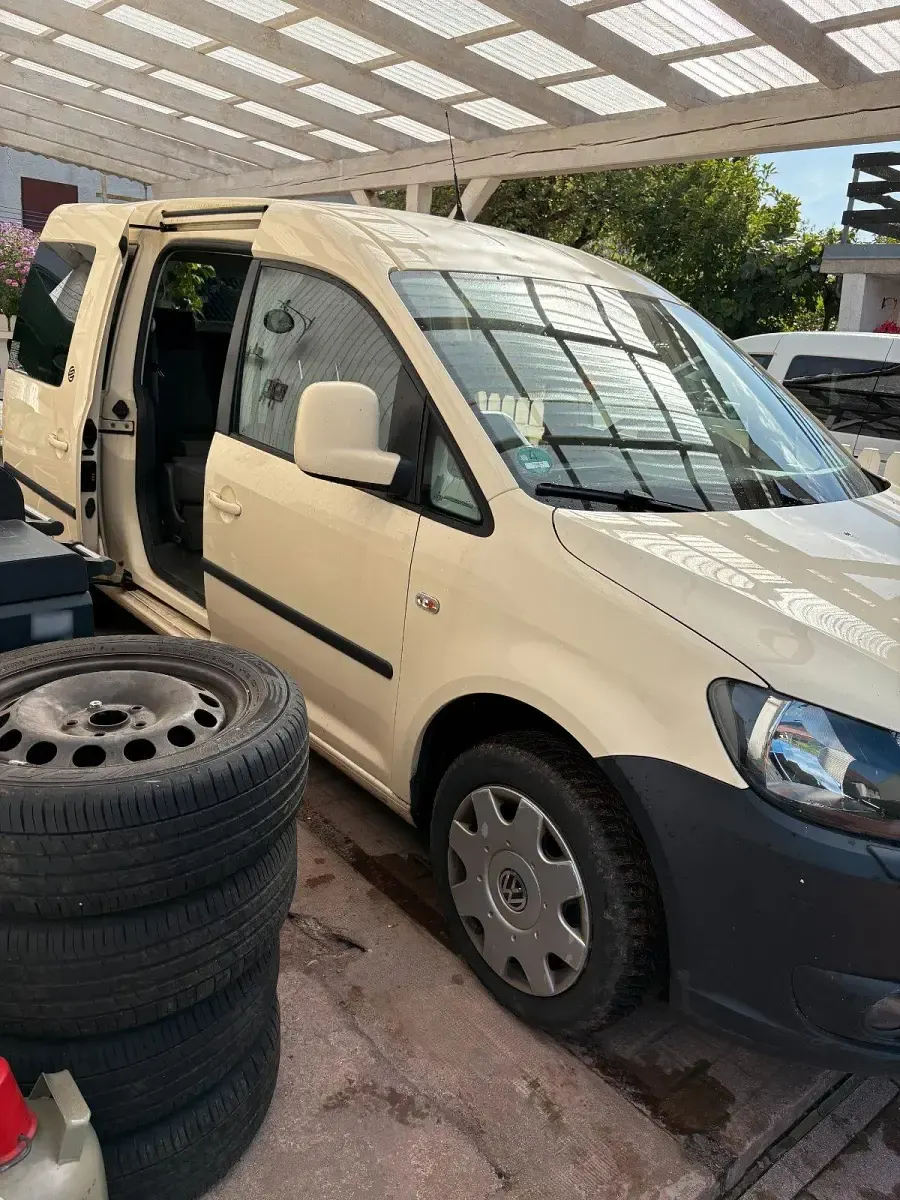Używany VW Caddy Maxi 102 KM (75 kW) 2014 Żółty Minivan
