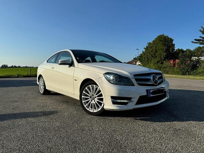 Weiß Gebraucht 2011 Mercedes C250 Coupé | 13.500 € (Fairer Preis) - Bild 1/4