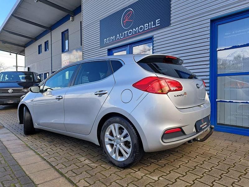 Gebraucht Kia Ceed DREAM-TEAM Edition 135 PS (99 kW) 2015 Machine silver Kleinwagen