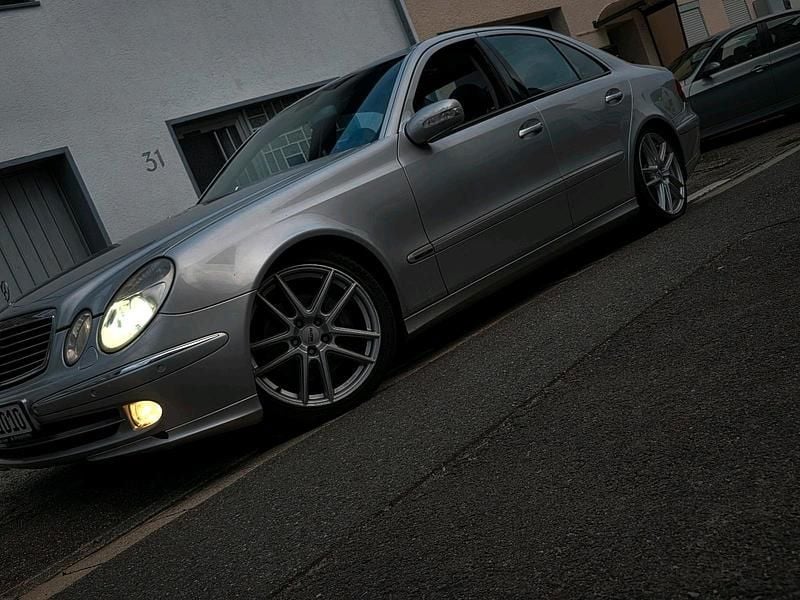 Grau Gebraucht 2003 Mercedes 320 Limousine | 3.399 € - Bild 1/4