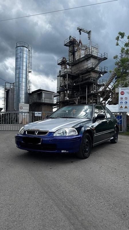 Grün Gebraucht 1998 Honda Civic Comfort Plus Limousine | 900 € - Bild 1/4