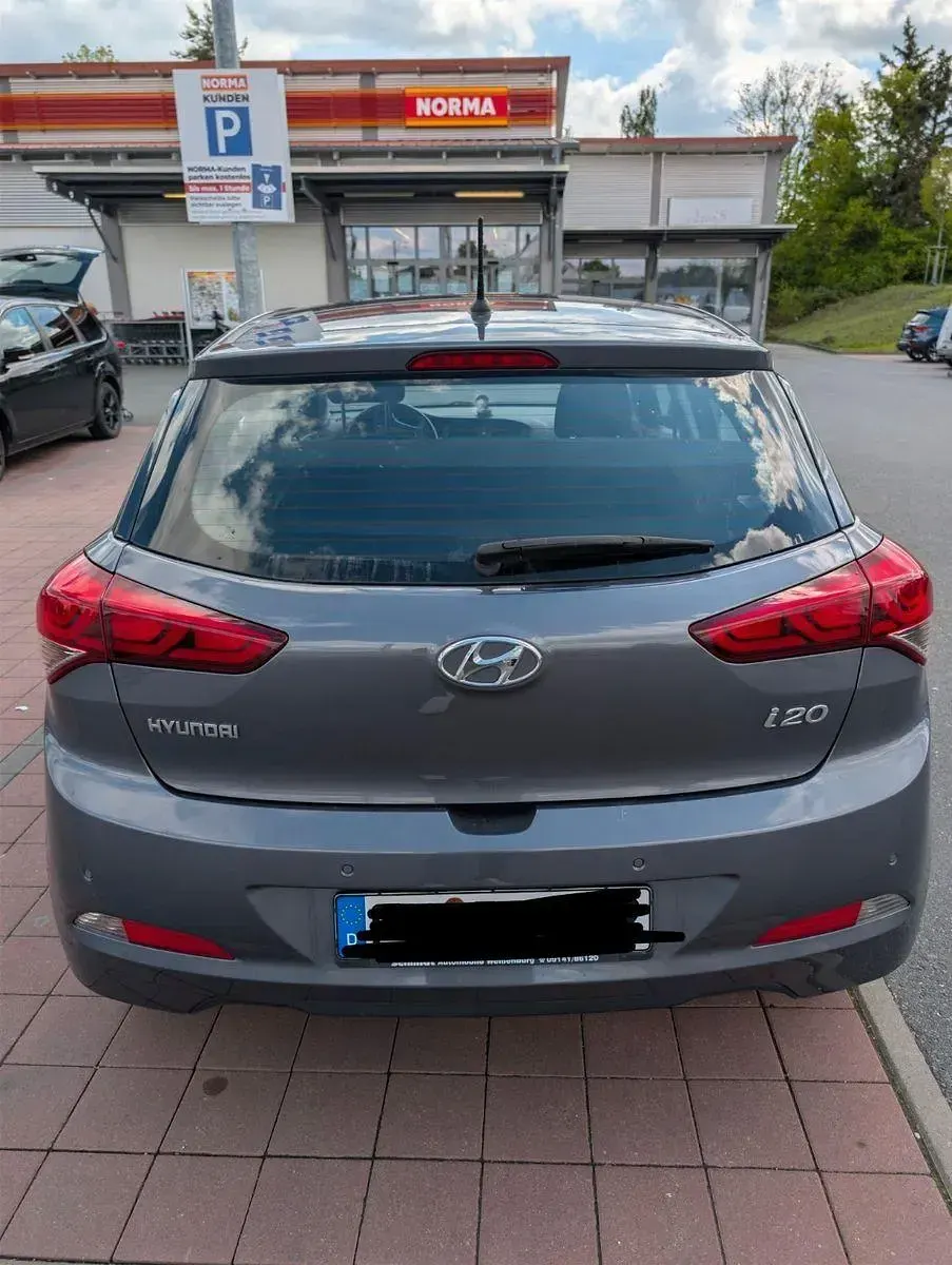 Gebraucht Hyundai i20 Classic 84 PS (61 kW) 2017 Blau Kleinwagen