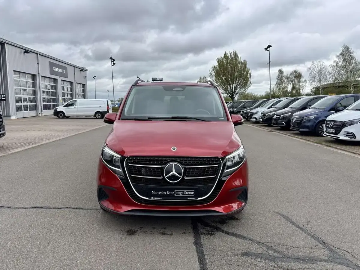 Gebraucht Mercedes V250 Style 190 PS (139 kW) 2025 Hyazinthrot metallic Van / Kleinbus