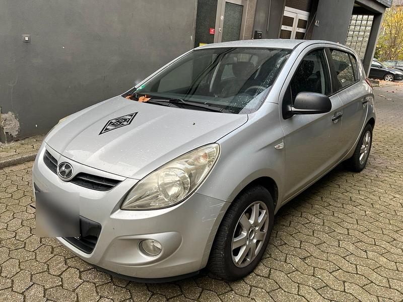 Silber Gebraucht 2010 Hyundai i20 Kleinwagen | 1.999 € (Superpreis) - Bild 1/4