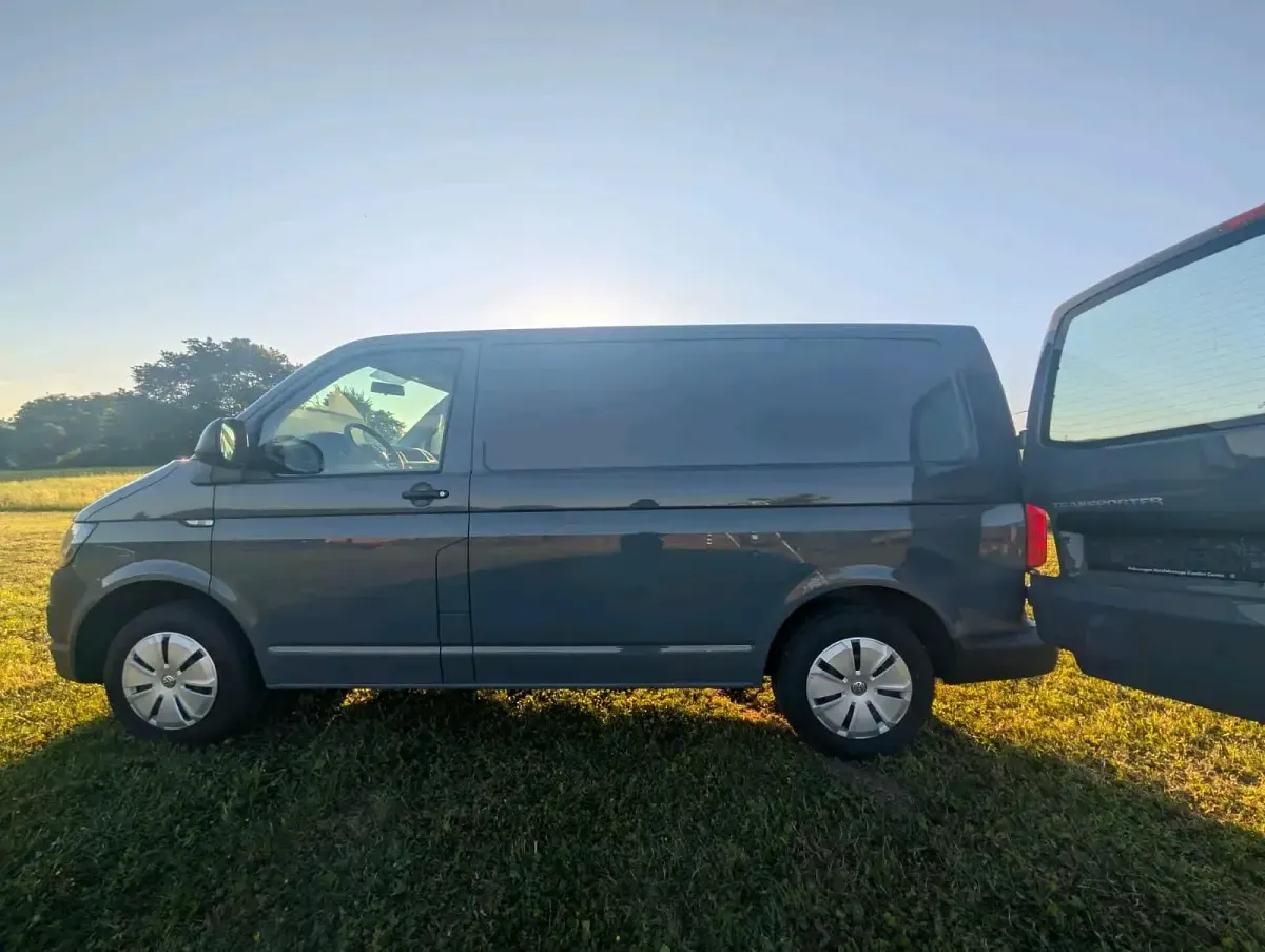 Gebraucht VW Transporter 84 PS (61 kW) 2018 Grau Van