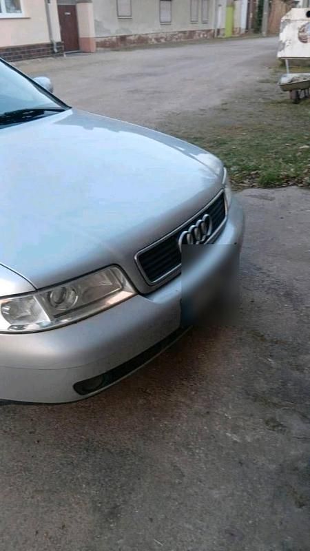Usado Audi A4 101 CV (74 kW) 2000 Plateado Berlina