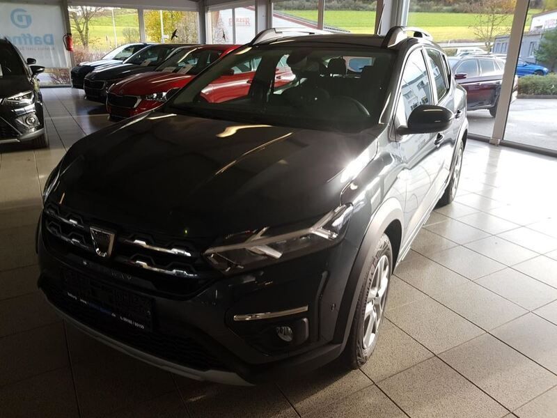 Kometengrau metallic (metallic) Gebraucht 2022 Dacia Sandero Stepway Kleinwagen | 18.490 € - Bild 1/4