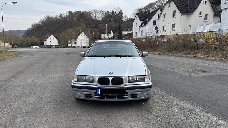 Gebraucht BMW 316 102 PS (75 kW) 1997 Silber Limousine