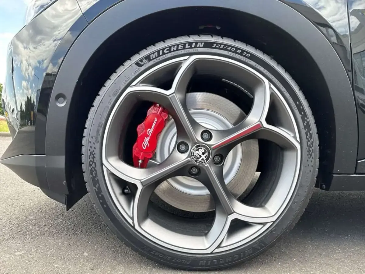 Neu Alfa Romeo Junior Veloce 206 kW (281 PS) 2026 Schwarz SUV