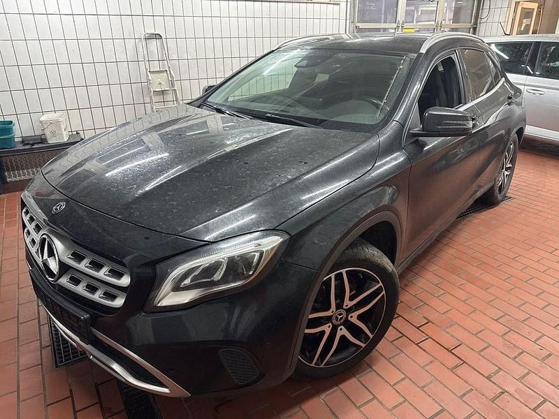 Schwarz Gebraucht 2017 Mercedes GLA180 Urban SUV | 18.990 € (Fairer Preis) - Bild 1/4