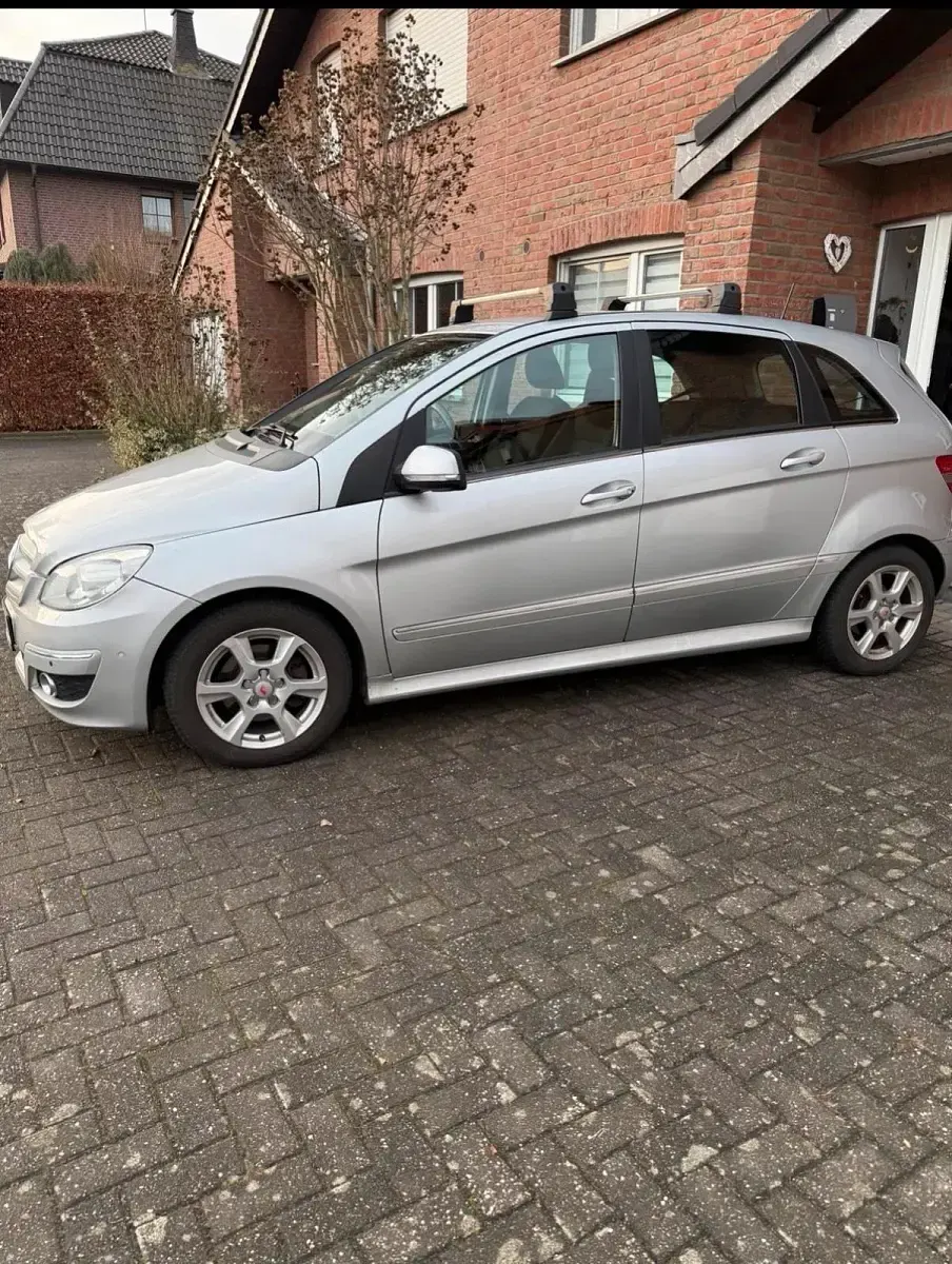 Gebraucht Mercedes B180 109 PS (80 kW) 2010 Silber Van / Kleinbus
