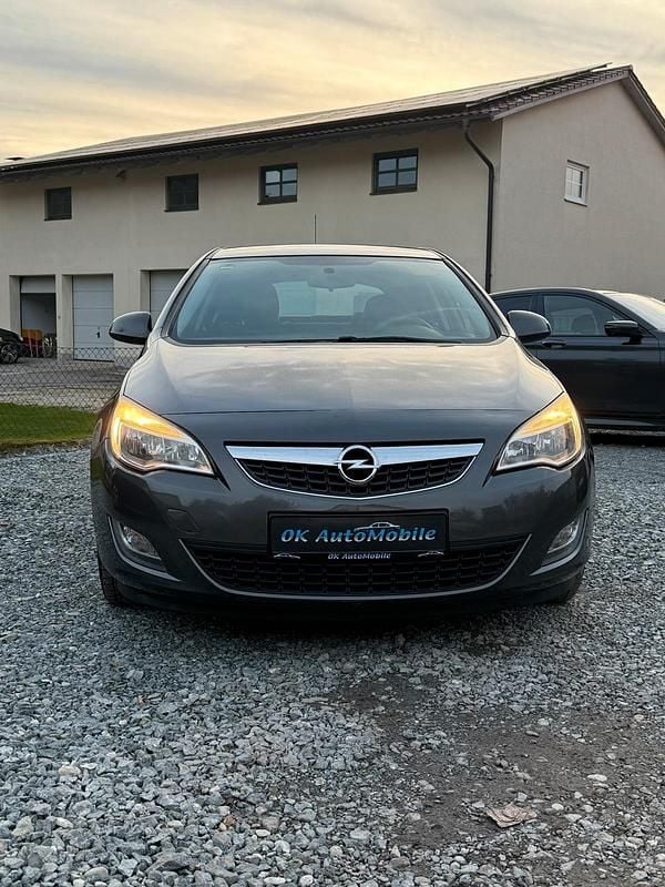 Grau Gebraucht 2011 Opel Astra Kleinwagen | 3.500 € (Guter Preis) - Bild 1/4