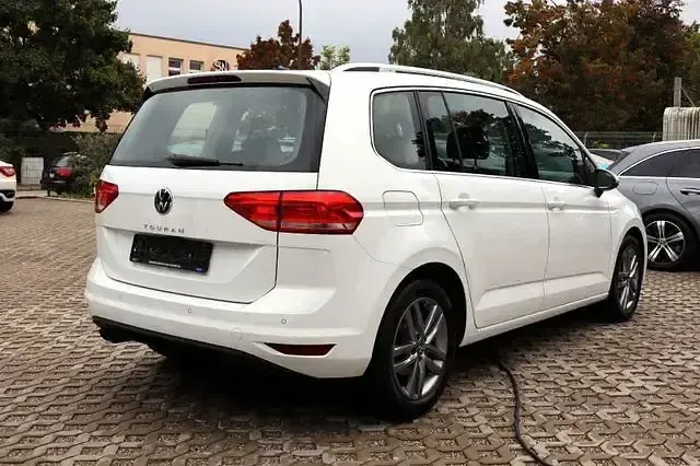 Gebraucht VW Touran Highline 150 PS (110 kW) 2022 Weiß Van / Kleinbus
