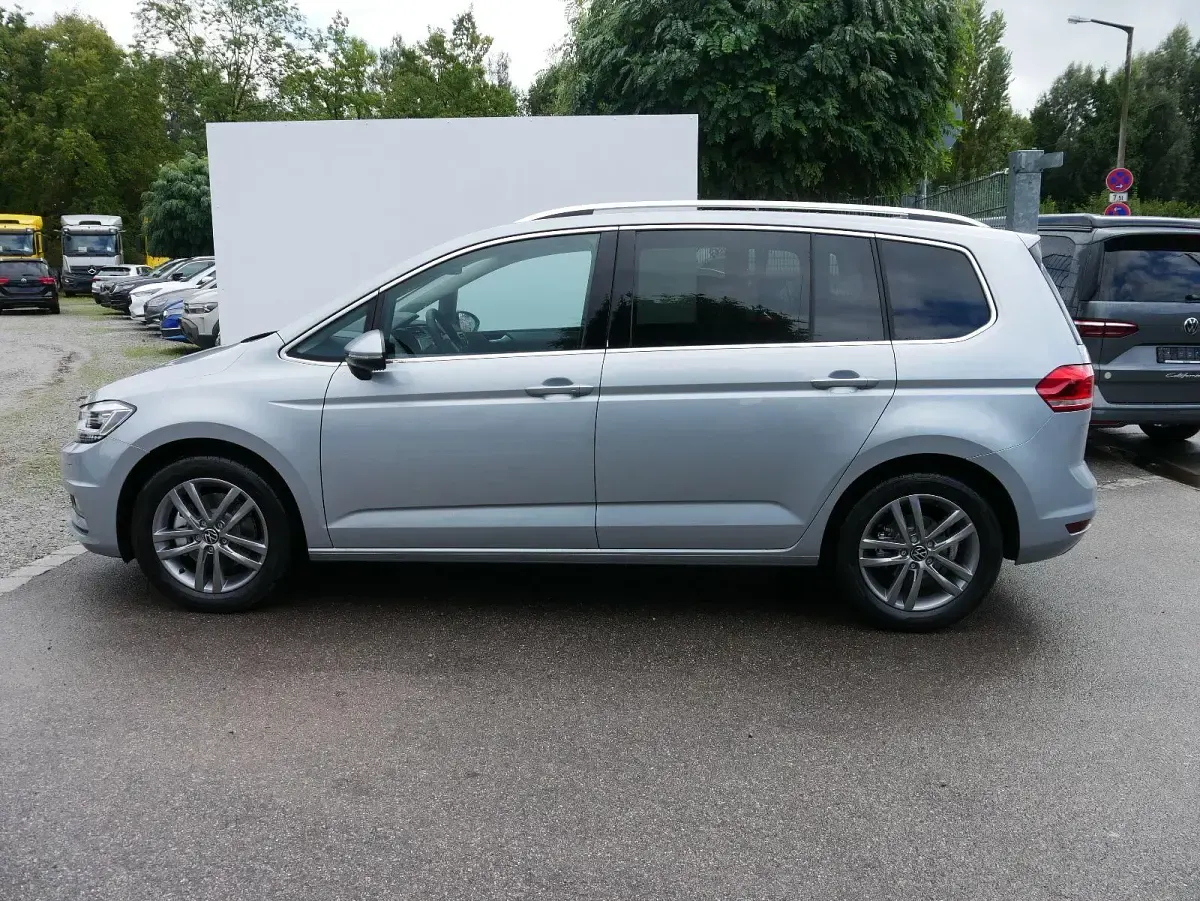 Neu VW Touran Comfortline 150 PS (110 kW) 2026 Oyster silver metallic Van / Kleinbus