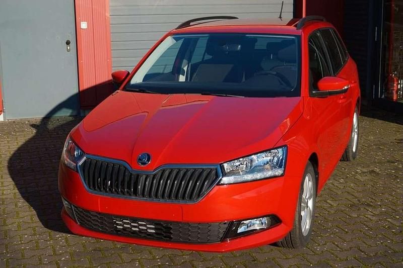 Rot (velvetrotmetallic) Gebraucht 2023 Skoda Fabia Ambition Kombi | 21.599 € (Teuer) - Bild 1/4
