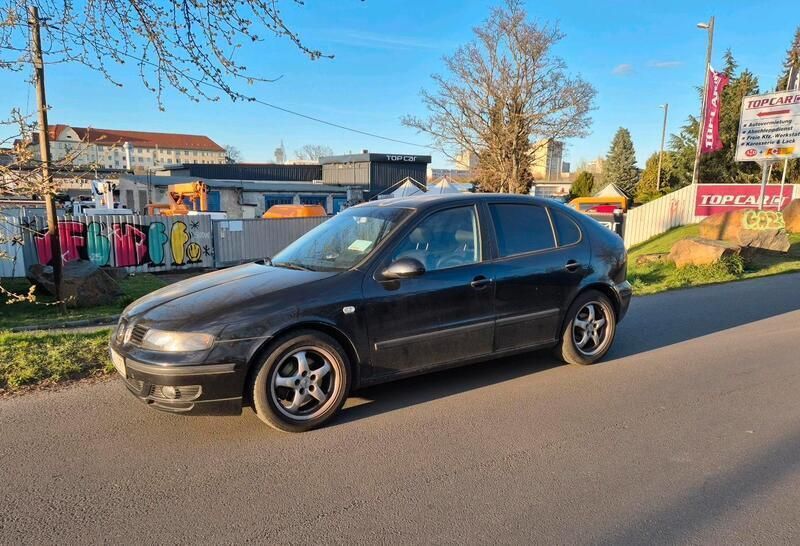 Schwarz Gebraucht 2004 Seat Leon Kleinwagen | 900 € - Bild 1/4