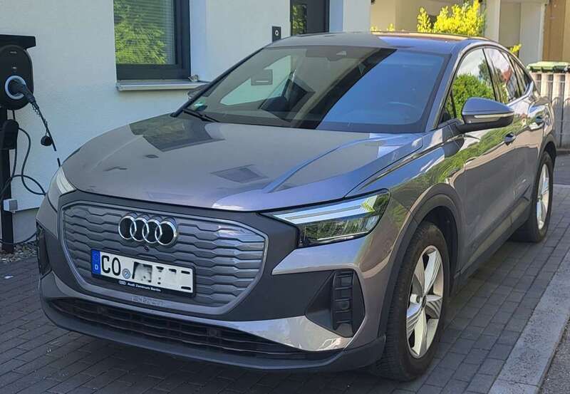 Grau Gebraucht 2022 Audi Q4 Sportback e-tron SUV | 27.000 € (Superpreis) - Bild 1/4