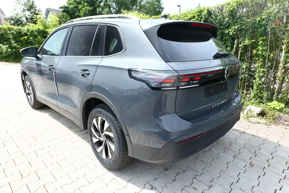 Neu VW Tiguan IQ Drive 131 PS (96 kW) 2026 Delfingrau metallic SUV