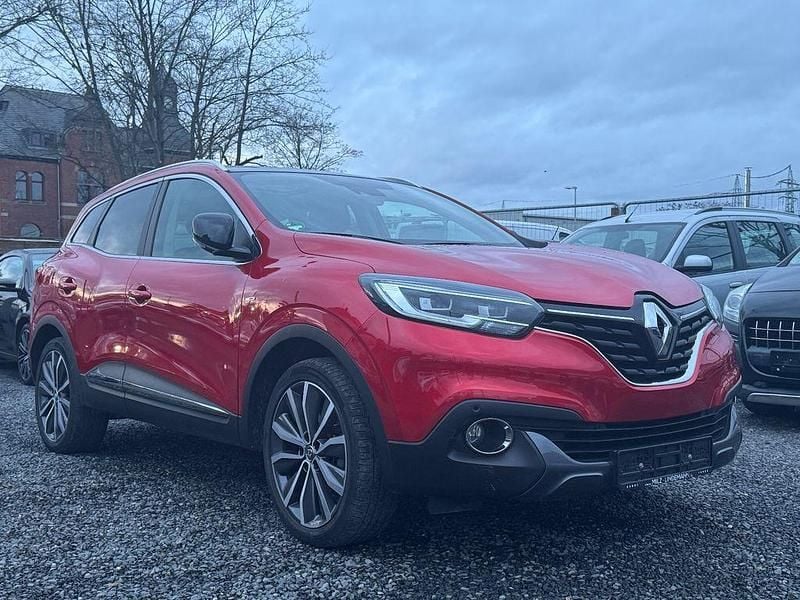 Rot Gebraucht 2017 Renault Kadjar Bose Edition SUV | 12.300 € (Fairer Preis) - Bild 1/4