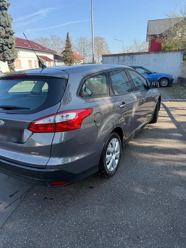 Gebraucht Ford Focus 92 PS (67 kW) 2013 Grau Kombi