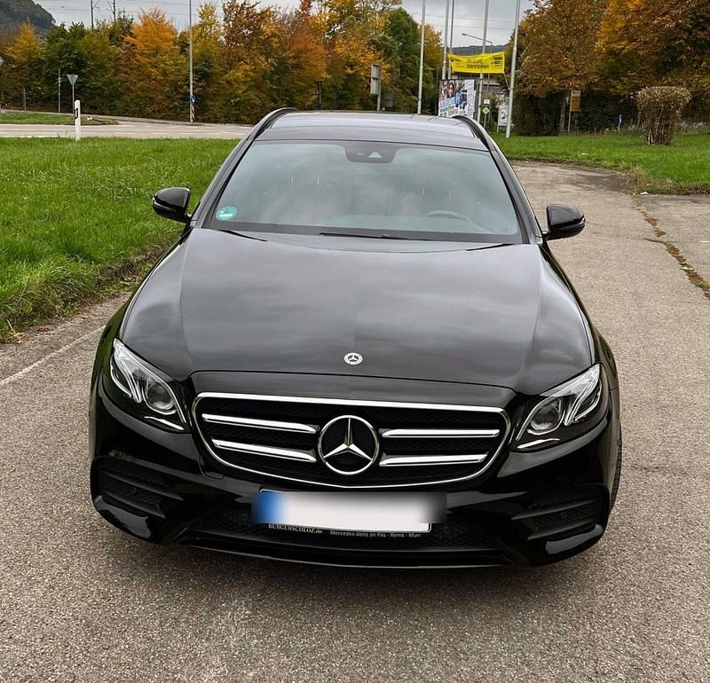 Schwarz Gebraucht 2018 Mercedes E400 AMG line Kombi | 33.900 € (Fairer Preis) - Bild 1/4