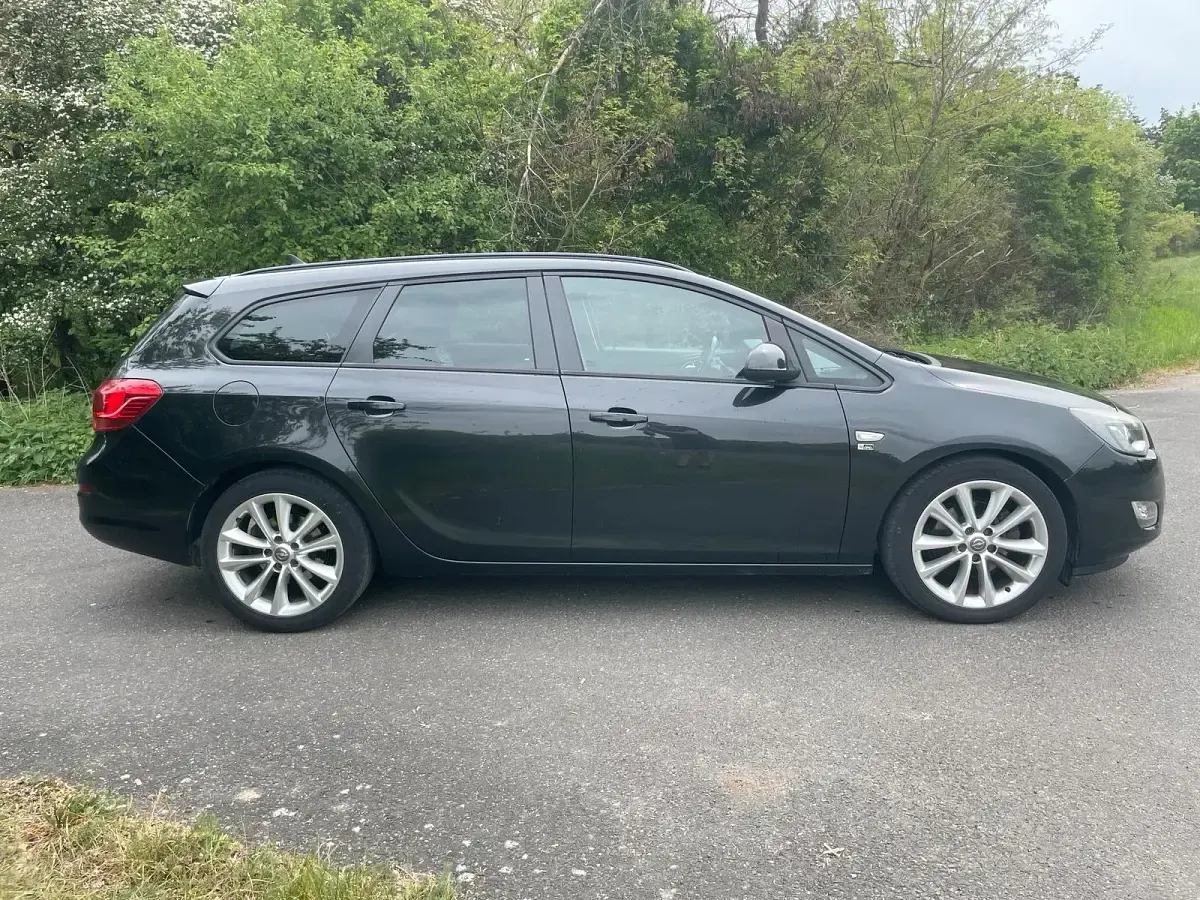 Gebraucht Opel Astra 131 PS (96 kW) 2012 Schwarz Kombi