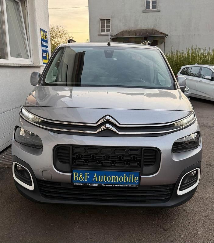 Grau Gebraucht 2019 Citroën Berlingo Feel Kombi | 15.699 € (Guter Preis) - Bild 1/4
