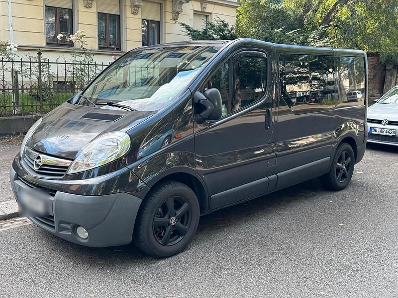 Schwarz Gebraucht 2010 Opel Vivaro Van | 6.900 € - Bild 1/4