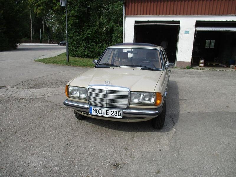 Beige Gebraucht 1983 Mercedes E230 Limousine | 9.700 € - Bild 1/4