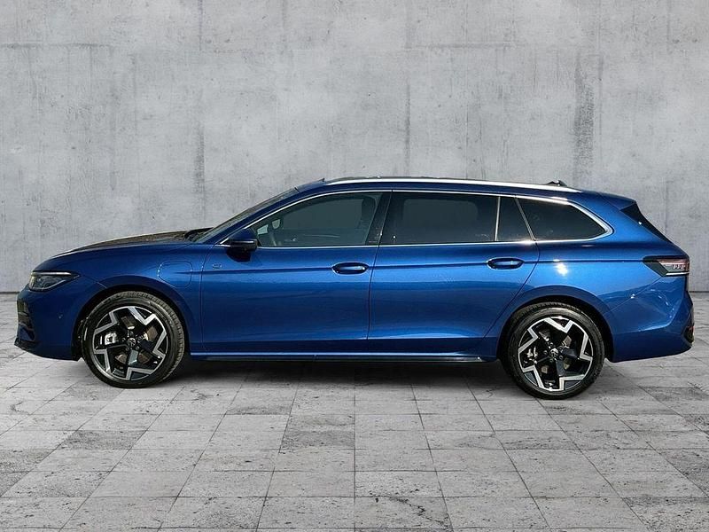 Gebraucht VW Passat R-line 272 PS (200 kW) 2024 Reef blue metallic Kombi