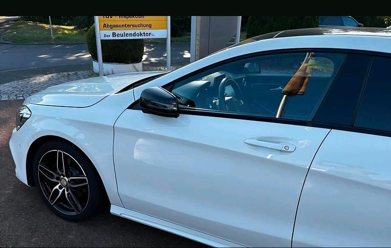 Weiß Gebraucht 2018 Mercedes CLA200 AMG line Coupé | 22.499 € (Fairer Preis) - Bild 1/4