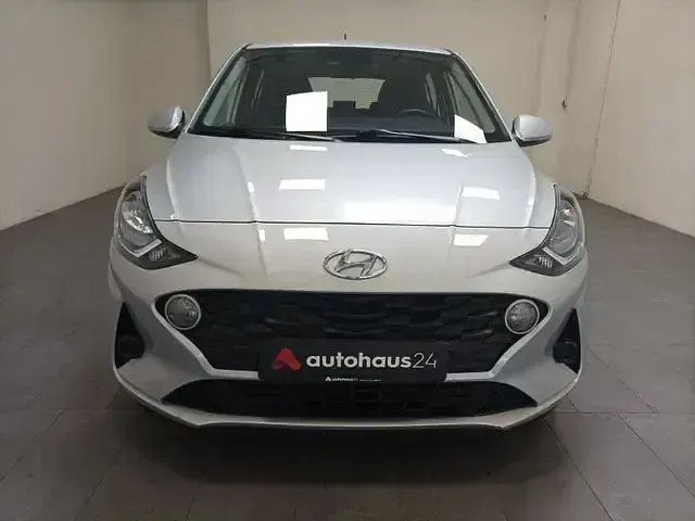 Gebraucht Hyundai i10 Trend 67 PS (49 kW) 2023 Silber Kleinwagen