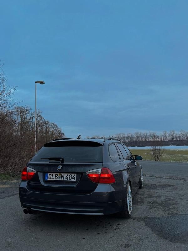 Gebraucht BMW 320 163 PS (119 kW) 2007 Grau Kombi