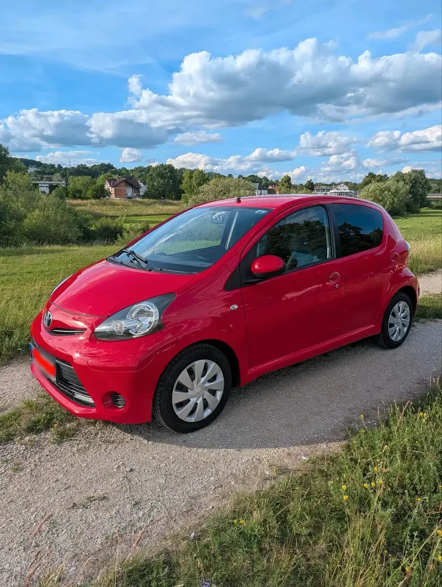 Gebraucht Toyota Aygo 68 PS (50 kW) 2012 Rot Kleinwagen
