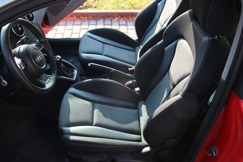 Gebraucht Audi A1 Ambition 105 PS (77 kW) 2011 Rot Kleinwagen