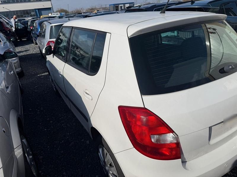 Gebraucht Skoda Fabia 68 PS (50 kW) 2011 Weiß Limousine