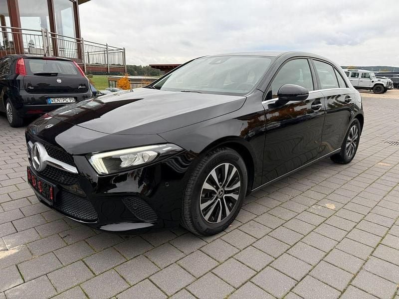 Schwarz Gebraucht 2022 Mercedes A180 Business Limousine | 18.990 € (Guter Preis) - Bild 1/4