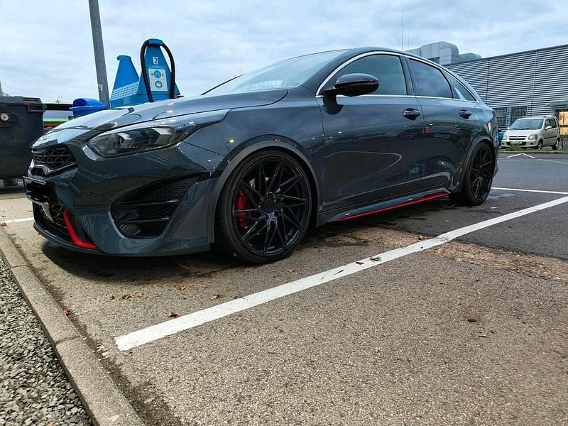 Grau Gebraucht 2024 Kia ProCeed GT Kleinwagen | 27.199 € (Guter Preis) - Bild 1/4