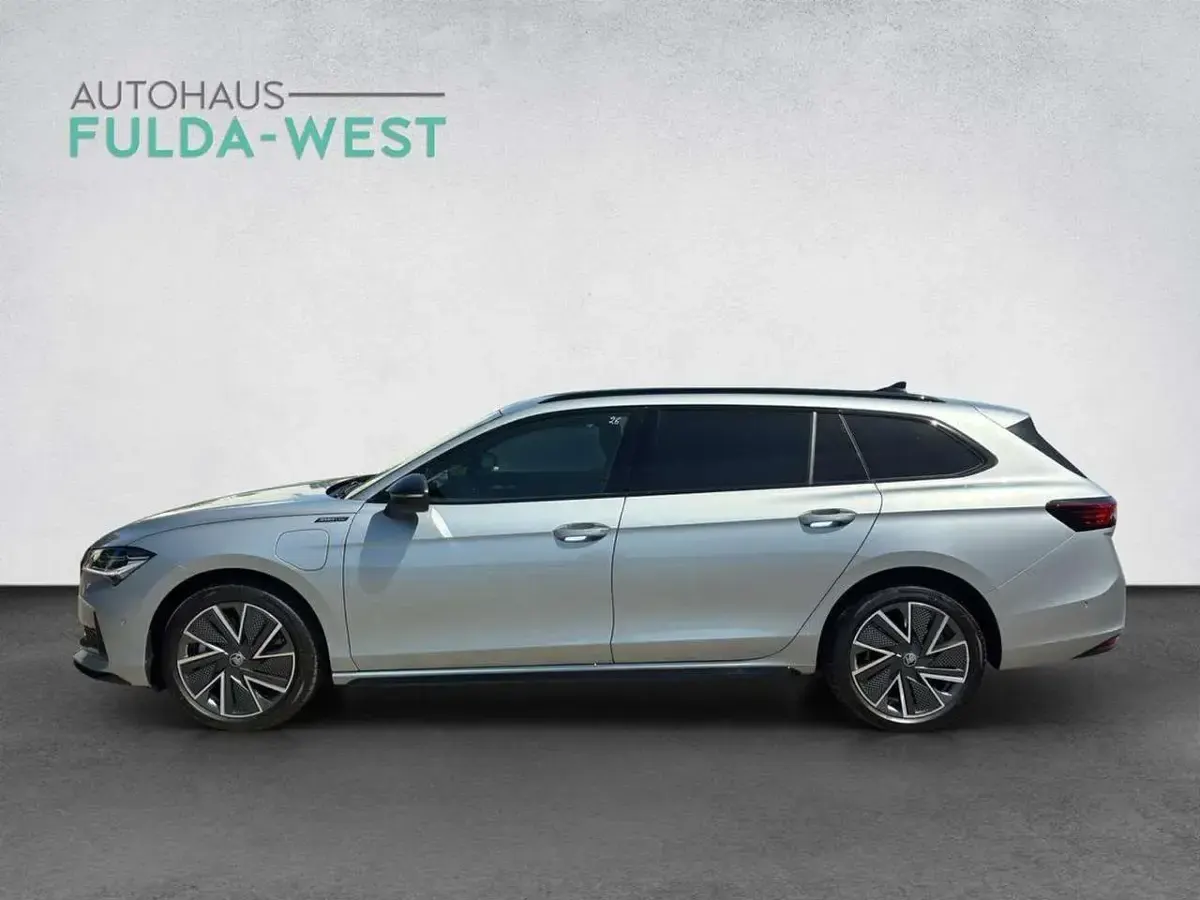 Neu Skoda Superb SportLine 204 PS (150 kW) 2026 Silber Kombi