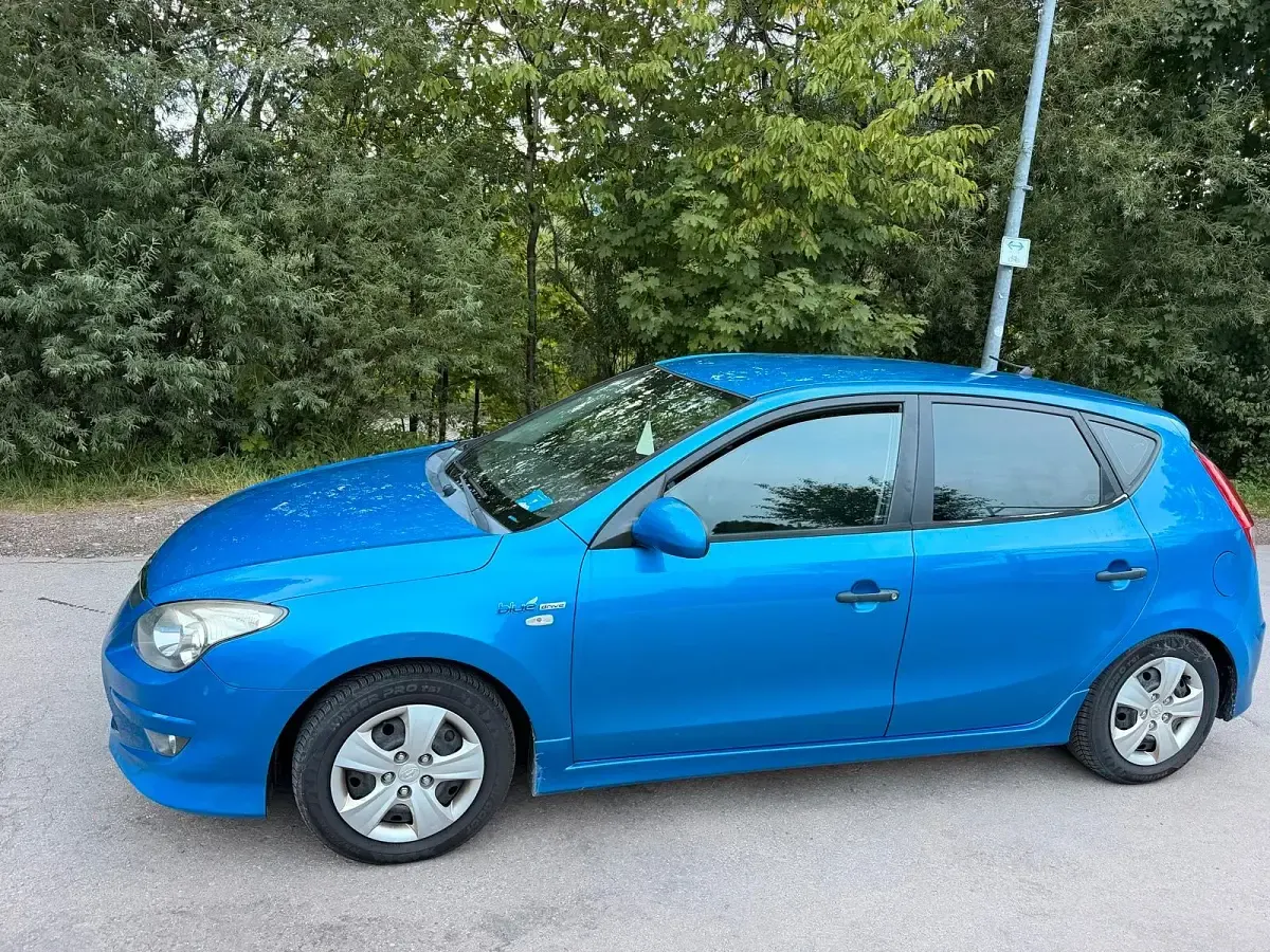 Gebraucht Hyundai i30 109 PS (80 kW) 2010 Blau Limousine
