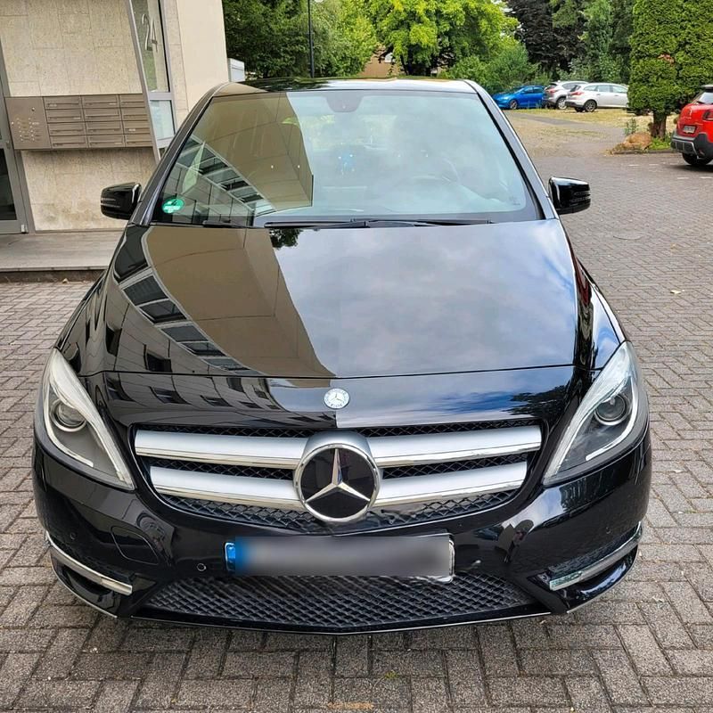 Schwarz Gebraucht 2014 Mercedes B180 Van / Kleinbus | 7.900 € (Guter Preis) - Bild 1/4