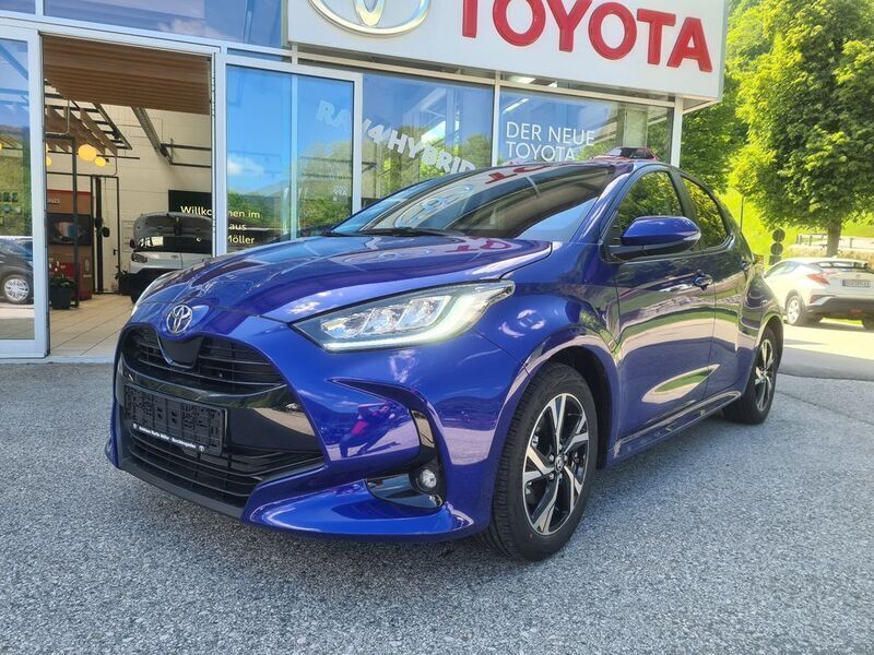Blau Neu 2025 Toyota Yaris Hybrid Limousine | 28.590 € (Etwas zu teuer) - Bild 1/4