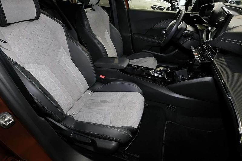 Gebraucht Peugeot e-2008 73 kW (100 PS) 2022 Lackierung orange fusion/typ aus SUV